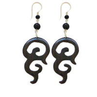 Cargar imagen en el visor de la galería, Tribal Spirale Ohrringe aus Sono Holz, Fish tail, Edelstahlbügel
