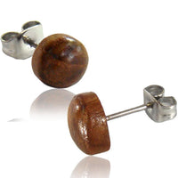 Load image into Gallery viewer, A pair of unisex Ohrstecker aus Teakholz, rund und braun gemasert, mit Edelstahl-Posts, präsentiert vor weißem Hintergrund.
