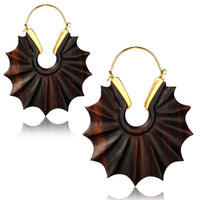 Load image into Gallery viewer, Ohrringe Holz Brass Bügel golden braun dunkelbraun Perlmutt Ohrhänger Schmuck
