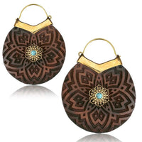 Load image into Gallery viewer, Ohrringe Holz Brass Blume Türkis Bügel gold Gravur
