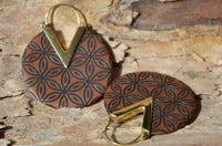 Load image into Gallery viewer, Ohrringe Sawo Holz Brass gold Zacke Blume des Lebens
