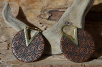 Load image into Gallery viewer, Ohrringe Sawo Holz Brass gold Zacke Blume des Lebens

