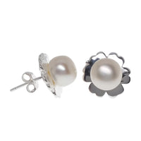 Load image into Gallery viewer, Ohrring in Blumenform mit Zuchtperle in der Mitte, Bügel aus Sterlingsilber

