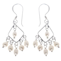 Load image into Gallery viewer, Karo Silberohrhänger 6 Zuchtperlen (1A Naturqualität) 925er Sterling Silber 2 cm
