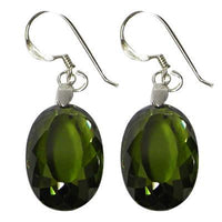 Load image into Gallery viewer, A pair of Silberohrringe Ohrhänger aus 925er Sterlingsilber mit oval facettiertem Zirkonia in Grün, präsentiert vor weißem Hintergrund.

