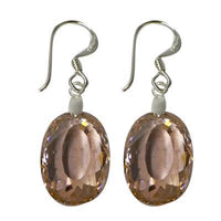 Load image into Gallery viewer, These Silberohrringe Ohrhänger aus 925er Sterlingsilber sind mit großen, oval facettierten Zirkonia in Hellrosa als Pendel versehen.
