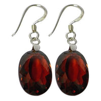 Load image into Gallery viewer, Silberohrringe Ohrhänger aus 925er Sterlingsilber mit oval facettiertem Zirkonia in tiefem Rot verleihen jedem Outfit eine elegante, zeitlose Note.
