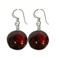 Load image into Gallery viewer, Silberohrringe Ohrhänger aus 925er Sterlingsilber mit runden, facettierten Zirkonia in tiefroter Farbe und reflektierender Oberfläche.
