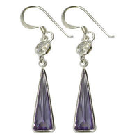 Load image into Gallery viewer, The Zirkonia Stein Dreieck facettiert Glitzer Ohrringe aus 925 Sterling Silber sind lange Ohrringe mit rundem klarem Zirkonia oben und einem facettierten, dreieckigen, violetten Stein als Anhänger.
