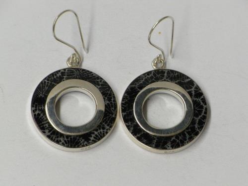 Silberohrringe Koralle gefärbt schwarz Blumenstruktur 925er Sterling Silber eingefasst O-Form