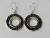 Load image into Gallery viewer, Silberohrringe Koralle gefärbt schwarz Blumenstruktur 925er Sterling Silber eingefasst O-Form
