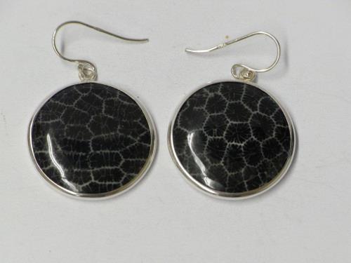 Silberohrringe mit schwarz gefärbte Koralle