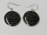 Cargar imagen en el visor de la galería, Silberohrringe mit schwarz gefärbte Koralle
