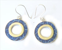 Load image into Gallery viewer, Silberohrringe Koralle gefärbt blau Blumenstruktur 925er Sterling Silber eingefasst rund O-Form
