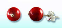 Load image into Gallery viewer, A pair of Ohrstecker Koralle rot with round Perle, sparkling geschliffen Kristallglas, set in 925er Sterlingsilber with butterfly backing.
