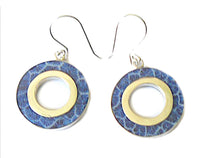 Load image into Gallery viewer, Silberohrringe Koralle gefärbt blau Blumenstruktur 925er Sterling Silber eingefasst rund O-Form
