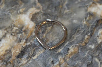 Load image into Gallery viewer, Klapp Segmentring Piercing spitz Edelstahl Gold PVD
