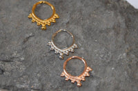 Cargar imagen en el visor de la galería, Segmentring Piercing Kugelspitze Edelstahl Gold PVD
