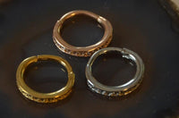 Load image into Gallery viewer, Segmentring Piercing Kristalle unten Edelstahl Gold PVD
