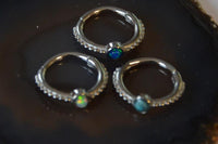 Load image into Gallery viewer, Klapp Segmentring Piercing Edelstahl unten Steine Punkte
