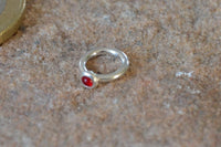 Load image into Gallery viewer, Piercing Ring 925 Silber Labret Tragus 1.2mm Garnet rot
