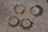 Load image into Gallery viewer, Septum Piercing Messing 1.2mm Punkte Blume Ohrringe
