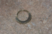 Load image into Gallery viewer, Septum Piercing Messing 1.2mm Punkte Sichel
