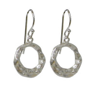 Load image into Gallery viewer, Silberohrringe 925er Silber Ohrringe Ohrhänger Damen Schmuck Ringe Rillen uneben
