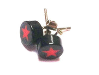 Load image into Gallery viewer, A pair of Ohrstecker Stern rot schwarz aus Edelstahl, unisex Schmuck Ohrringe mit roten Stern-Designs und goldfarbenen Metall-Steckern, mit Butterfly-Verschluss auf weißem Hintergrund.
