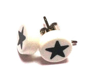 Load image into Gallery viewer, A pair of unisex Ohrstecker Stern schwarz weiß aus Edelstahl with black star centers, displayed on a white background. These modern Schmuck Ohrringe enhance any style.
