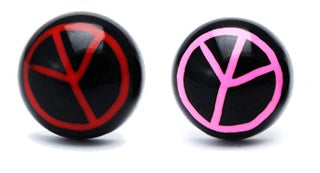 Zweifarbiges Ohrstecker-Set "Halbkugel Peace" (8 mm), nickelfrei aus Edelstahl, mit Acryl-Design: runde Unisex-Ohrringe, je ein schwarzer Stecker mit rotem und pinkem Peace-Zeichen auf weißem Hintergrund.