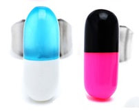 Two silver rings with bold capsule-shaped designs in blue & white or black & pink. Pair perfectly with the zweifarbige Ohrstecker Pille Tablette schmal 8 mm aus Edelstahl Unisex Schmuck Ohrringe for a playful, coordinated style.