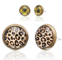 Load image into Gallery viewer, Two pairs of 12mm round, nickelfrei Brass Ohrstecker studs: one yellow-black plaid, one brown-black leopard print—both with metallic rims. Product: Brass Ohrstecker Stern Sterne bunt Unisex Ohrringe Edelstahl.
