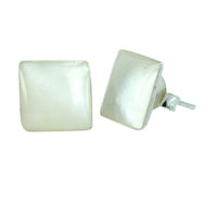 Load image into Gallery viewer, Quadrat Ohrstecker, weiß, aus Perlmutt, in Silber gefasst, 8mmØ, 925er Sterlingsilber-Stift
