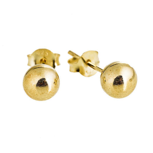 A pair of vergoldete Ohrstecker rund mit Perle aus 925er Sterling Silber, Silberohrstecker gold Ohrringe, mit Butterfly-Verschluss auf weißem Hintergrund.