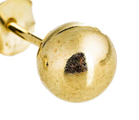 Load image into Gallery viewer, Close-up view of vergoldete runde Ohrstecker mit Perle, gefertigt aus 925er Sterling Silber, mit Schmetterlingsverschluss und glänzender, leicht strukturierter Oberfläche.
