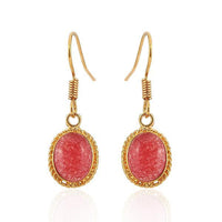 Cargar imagen en el visor de la galería, A pair of Brass Ohrringe Ohrhänger Ohrschmuck Damen featuring pink-red Katzenauge gemstones set in twisted, nickelfrei brass frames, shown against a white background.
