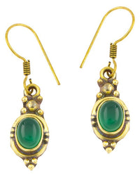 Load image into Gallery viewer, Ohrringe oval Onyx grün Punkte Dreiecke Messing Brass antik golden Tribal Ohrhänger

