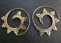 Load image into Gallery viewer, Spiralen Ohrringe Dreiecke Kreise Kerbe Messing Brass antik golden nickelfrei Piercing Tribal
