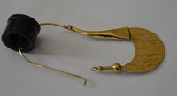 Load image into Gallery viewer, Ohrringe Haken Sichel schraffiert Messing antik golden nickelfrei Tribal Brass Piercing

