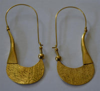 Load image into Gallery viewer, Ohrringe Haken Sichel schraffiert Messing antik golden nickelfrei Tribal Brass Piercing

