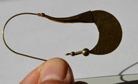 Load image into Gallery viewer, Ohrringe Haken Sichel schraffiert Messing antik golden nickelfrei Tribal Brass Piercing
