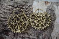 Load image into Gallery viewer, Brass Ohrringe Tribal Zackenrand rund Pfau Spiralbögen antik golden Messing
