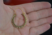 Cargar imagen en el visor de la galería, Ohrringe dunkel Punkte Dreiecke Kreise Messing Brass antik golden Tribal nickelfrei Schmuck Piercing
