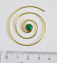 Load image into Gallery viewer, Spiralen Ohrringe dünn Malachit rund Messing Brass antik golden nickelfrei Piercing Tribal Schmuck
