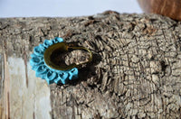 Cargar imagen en el visor de la galería, Messing Ohrringe Türkis Stein gold Bogen Herzbögen
