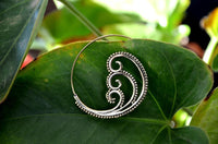 Load image into Gallery viewer, Spiralen Ohrringe Brass Punkte drei Spiralen antik golden Tribal Piercing
