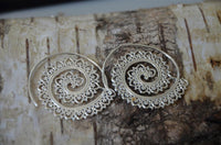 Cargar imagen en el visor de la galería, Ohrringe Spiralen White Brass silber Herzbögen rhodiniert
