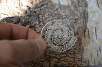 Cargar imagen en el visor de la galería, Ohrringe Spiralen White Brass silber Herzbögen rhodiniert
