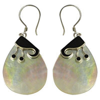 Cargar imagen en el visor de la galería, Perlmuttmuschelohrringe, tropfenförmige Perlmuttmuschelohrhänger mit schwarzer Silberverzierung und Bügel aus 925er Sterlingsilber, ca.3,3x2,3cm
